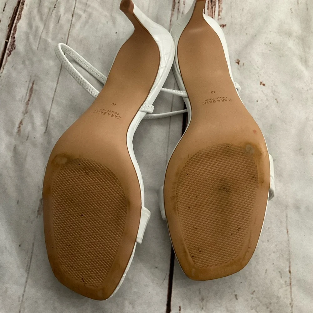 ZARA ALLIGATOR‎ EMBOSSED WHITE STRAPPY HEELED SANDALS - Picture 3 of 9